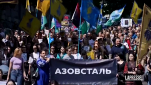 Kiev, centinaia in marcia a un anno dalla caduta di Azovstal