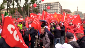 Napoli, corteo Cgil verso manifestazione unitaria con Cisl e Uil