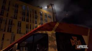 Ucraina, droni russi su Kiev: a fuoco un edificio