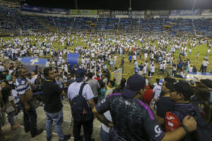 El Salvador, calca per entrare allo stadio: 9 morti