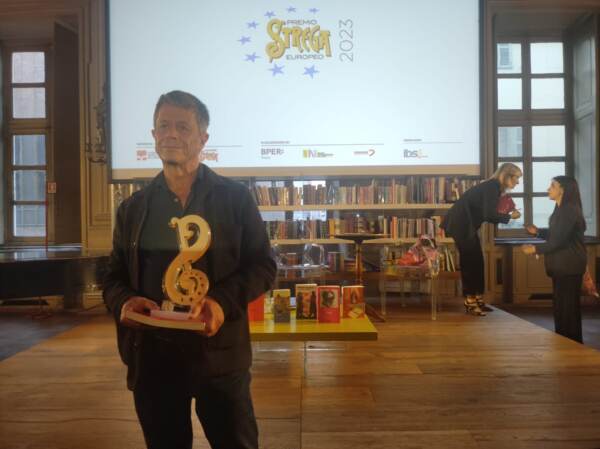 Premio Strega europeo, vince Carrère con ‘V13’