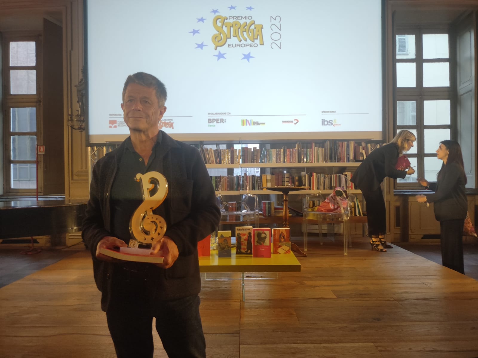 Emmanuel Carrère vince il Premio Strega Europeo con V13