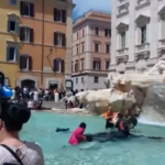 Roma, blitz Ultima generazione: liquido nero in Fontana di Trevi