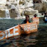 Roma, blitz Ultima generazione: liquido nero nella Fontana di Trevi