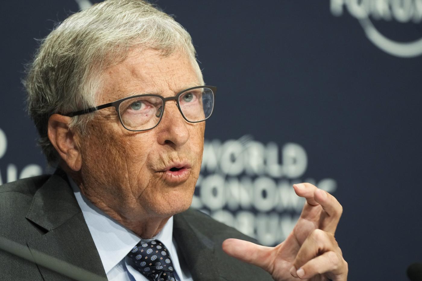 Bill Gates, Wall Street Journal: “Ebbe relazione con 20enne, Epstein cercò di ricattarlo”