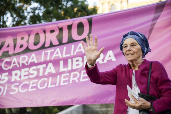 Roma, Emma Bonino a piazza Vittorio per la difesa dell’aborto e della 194
