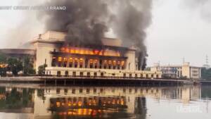 Filippine, incendio distrugge edificio storico di Manila