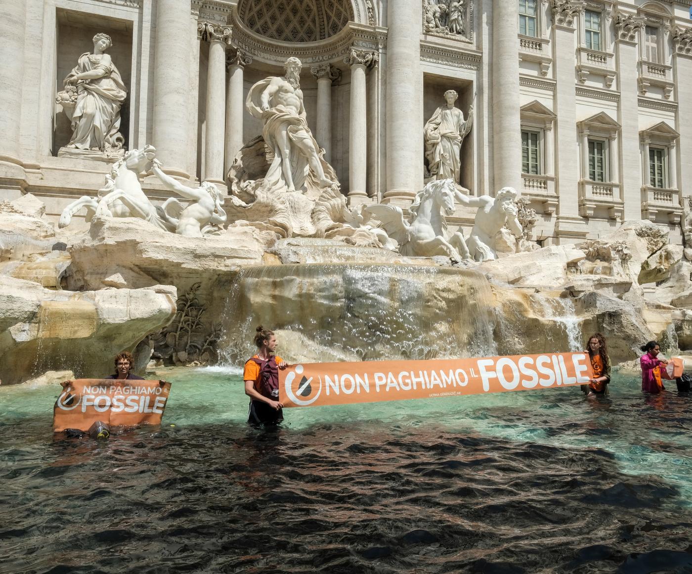 Roma, blitz attivisti Fontana di Trevi: la procura apre indagine