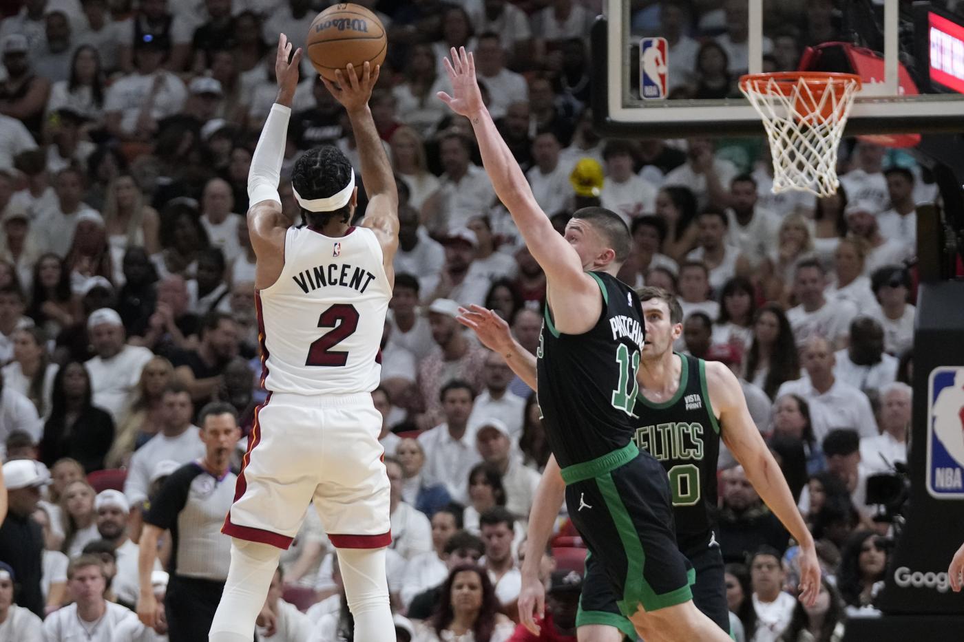 Playoff Nba, Miami travolge Boston ed è a un passo da Finals