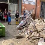 Maltempo, cittadini e volontari continuano a spalare il fango a Faenza