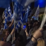 Grecia, i supporter di Nuova Democrazia acclamano Mitsotakis
