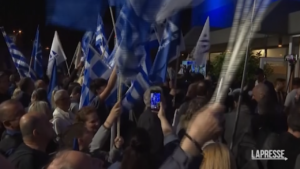 Grecia, i supporter di Nuova Democrazia acclamano Mitsotakis