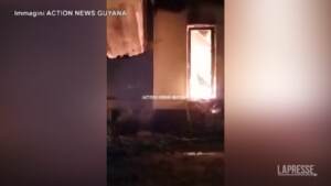 Guyana, dormitorio scolastico in fiamme: almeno 20 morti
