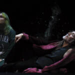 Manuel Agnelli è l’alieno di Bowie in ‘Lazarus’, ma non chiamatelo tributo