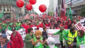 Belgio, sindacati manifestano a Bruxelles: città paralizzata
