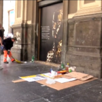 Vigile aggredito da clochard a Napoli, un testimone: “Ha sparato per difendersi”