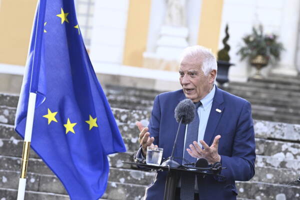 Ucraina, Borrell: “Addestramento piloti per F-16 è già iniziato”