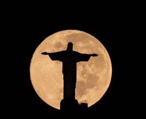 Vinicius, a Rio oscurato Cristo Redentore contro il razzismo