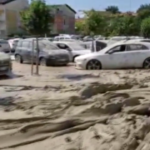 Maltempo, a Forlì le macchine riemergono dal fango