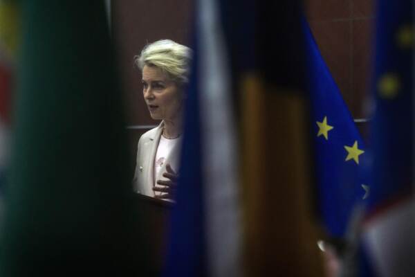 Pechino - Il presidente della Commissione europea Ursula von der Leyen parla durante una conferenza stampa