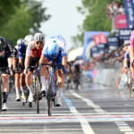 Giro d’Italia, Dainese vince 17esima tappa: Thomas resta in rosa
