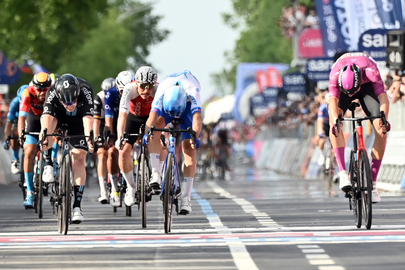 Giro d’Italia, Dainese vince 17esima tappa: Thomas resta in rosa