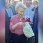 Von der Leyen a Cesena, una piadina per lei dai cittadini delle zone alluvionate
