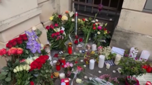 Tina Turner, fiori e candele davanti alla casa in Svizzera