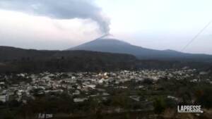 Messico, dense nubi di cenere: il vulcano Popocatepetl fa paura