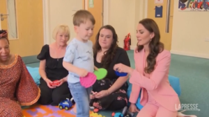 La principessa Kate fa visita a un’associazione benefica per bambini