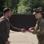 Ucraina, Zelensky consegna le medaglie a specialisti comunicazione