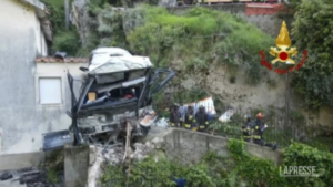 Salerno, recuperato con le gru il bus caduto in una scarpata a Ravello