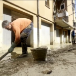 Maltempo, a Faenza si lavora senza sosta tra fango e rifiuti