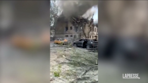Ucraina, le immagini dell’ospedale di Dnipro colpito dal missile russo