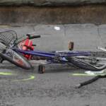 Bari, auto travolge bici: muore 77enne