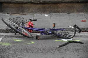 Firenze, auto travolge bici e pedoni in via de'Benci