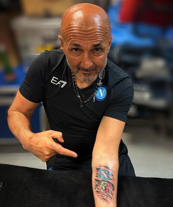 Spalletti si tatua sul braccio lo scudetto del Napoli