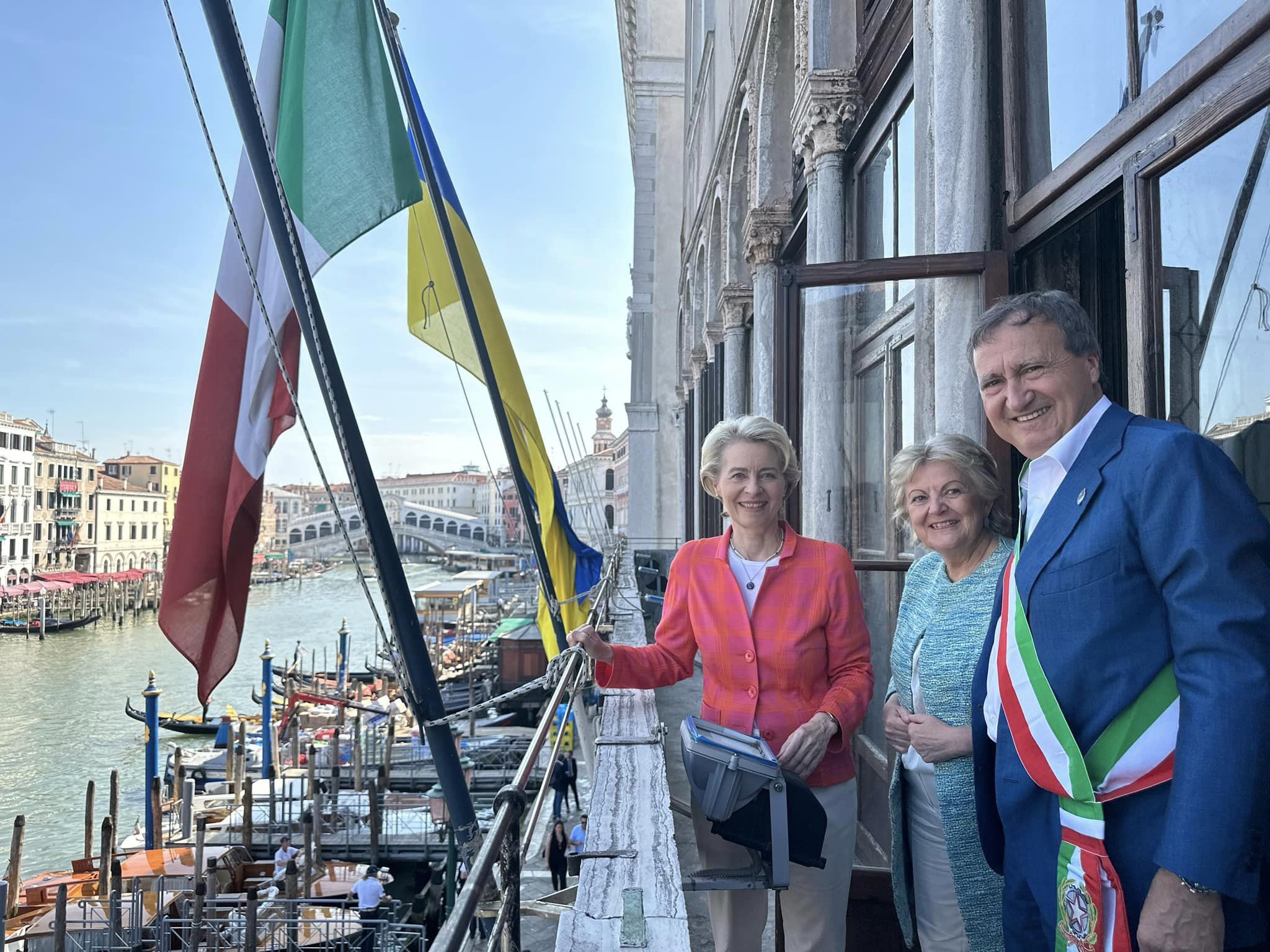Von der Leyen a Venezia in gondola con Brugnaro