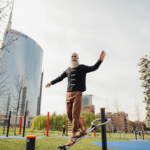 Un funambolo tra i grattacieli di Milano al Bosco Verticale