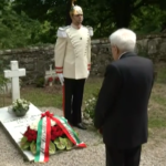Don Milani, Mattarella depone un cuscino di fiori sulla tomba