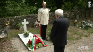 Don Milani, Mattarella depone un cuscino di fiori sulla tomba