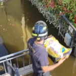 Maltempo, vigili del fuoco consegnano cibo e medicine alla popolazione