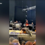 Amsterdam, Springsteen cade sul palco ma si rialza senza conseguenze