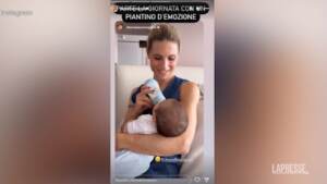 Michelle Hunziker si commuove mentre allatta il nipotino Cesare