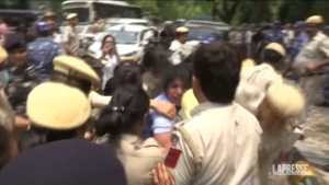 India, proteste davanti al Parlamento: arrestate due lottatrici