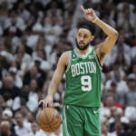 Basket, playoff Nba: Boston batte Miami 104-103