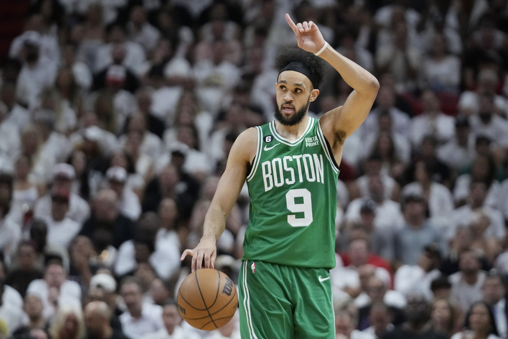 Basket, playoff Nba: Boston batte Miami 104-103