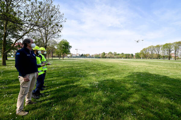 Coronavirus Milano Pasquetta: Controlli aerei tramite drone del Parco di Trenno da parte della Polizia Locale