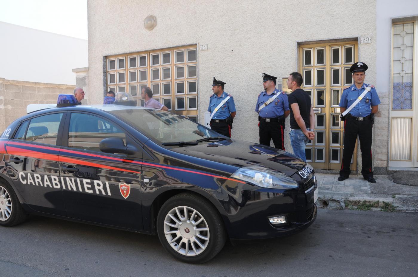 Lecce, donna uccisa in casa a Racale: si cerca il figlio Lecce, donna uccisa in casa a Racale: si cerca il figlio