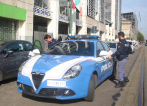 Torino, forze dell'ordine di fronte alla residenza universitaria Borsellino